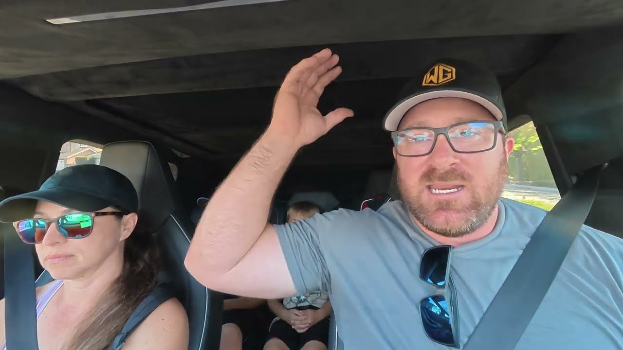 The Hansshow roof sunshade closed overhead while we drive the Cybertruck